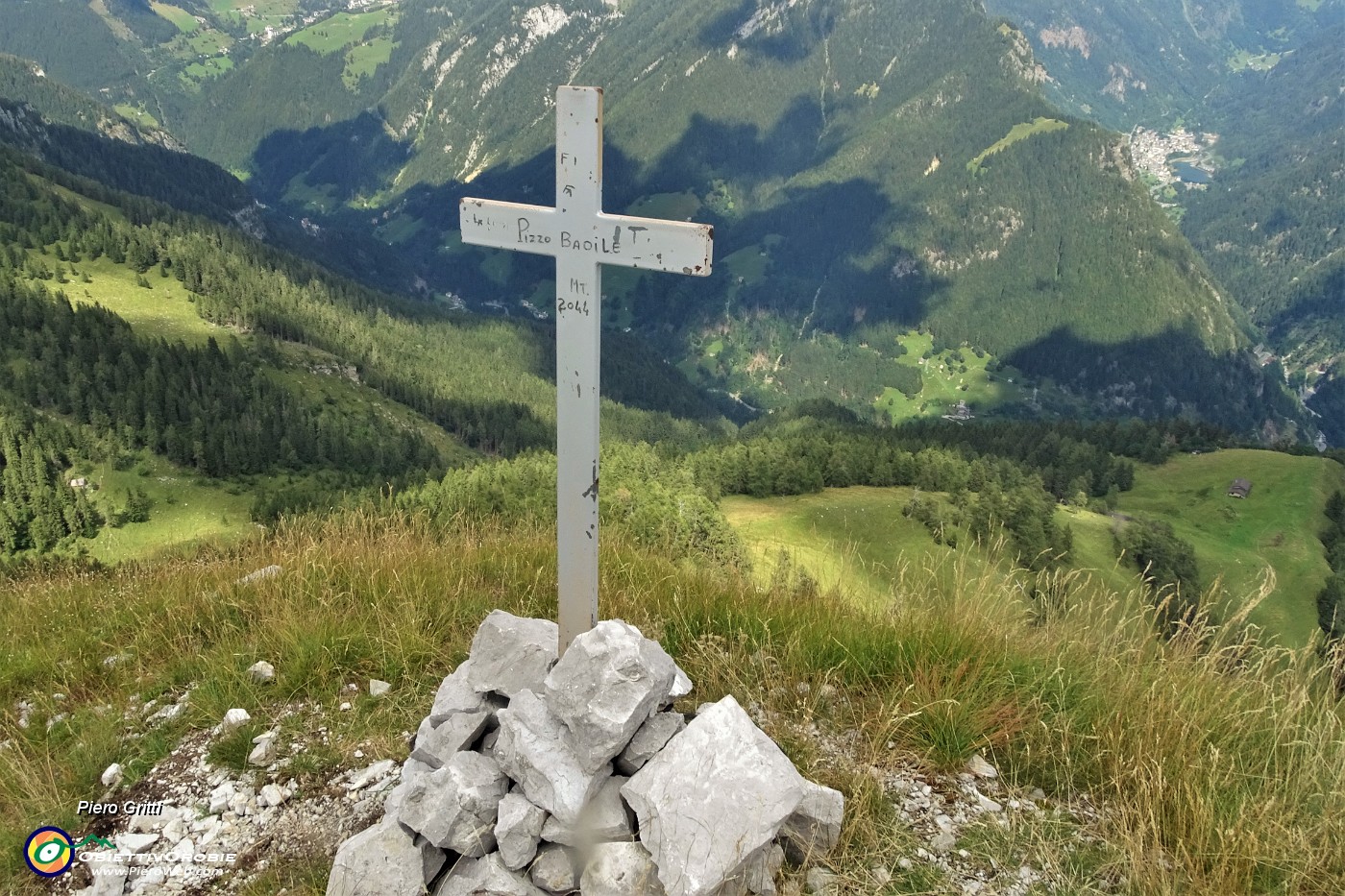 73 Dalla croce di vetta del Pizzo Badile vista sul sottostante Monte Colle.JPG